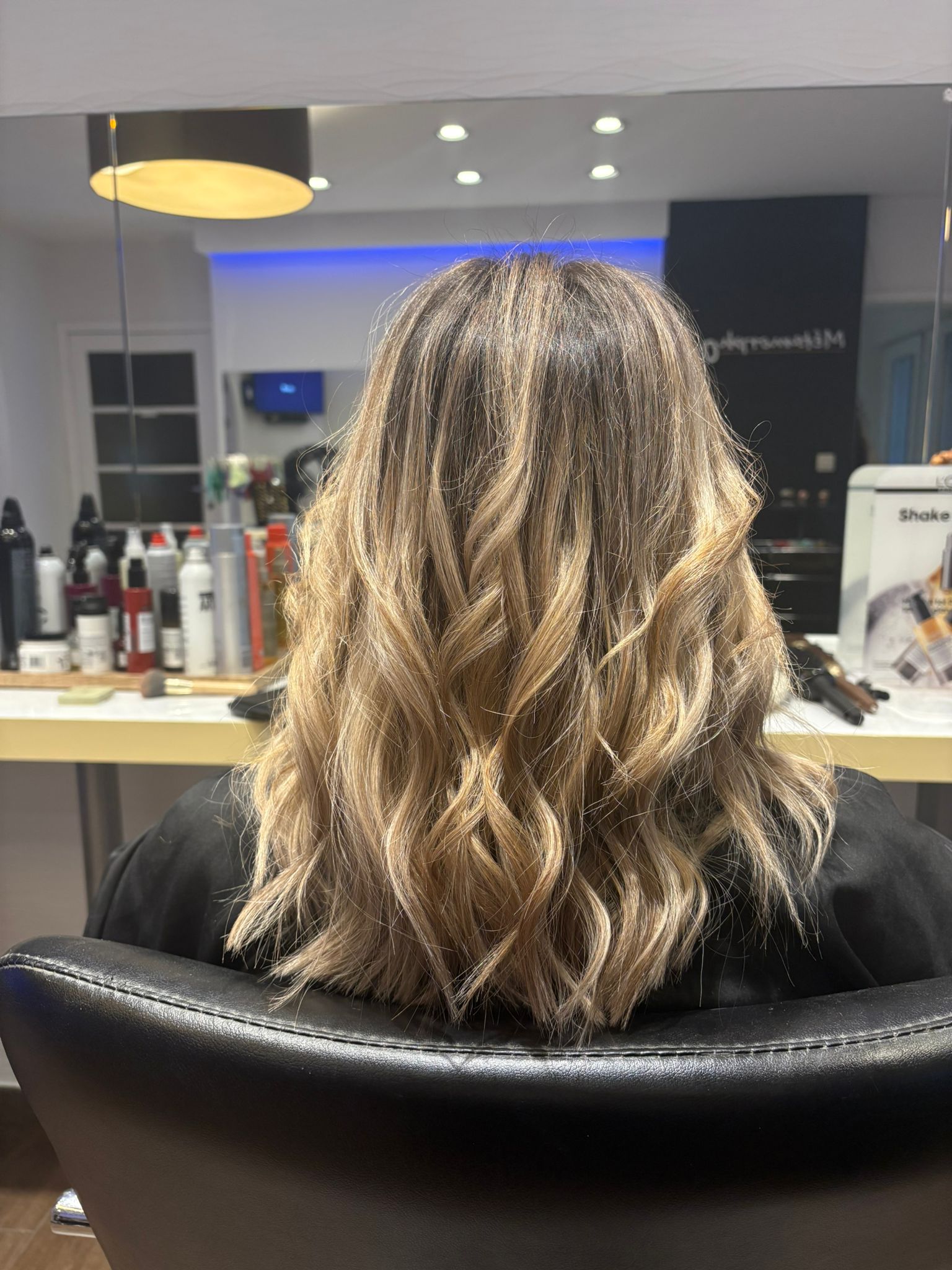 Balayage blond ondulé réalisé chez Métamorphose