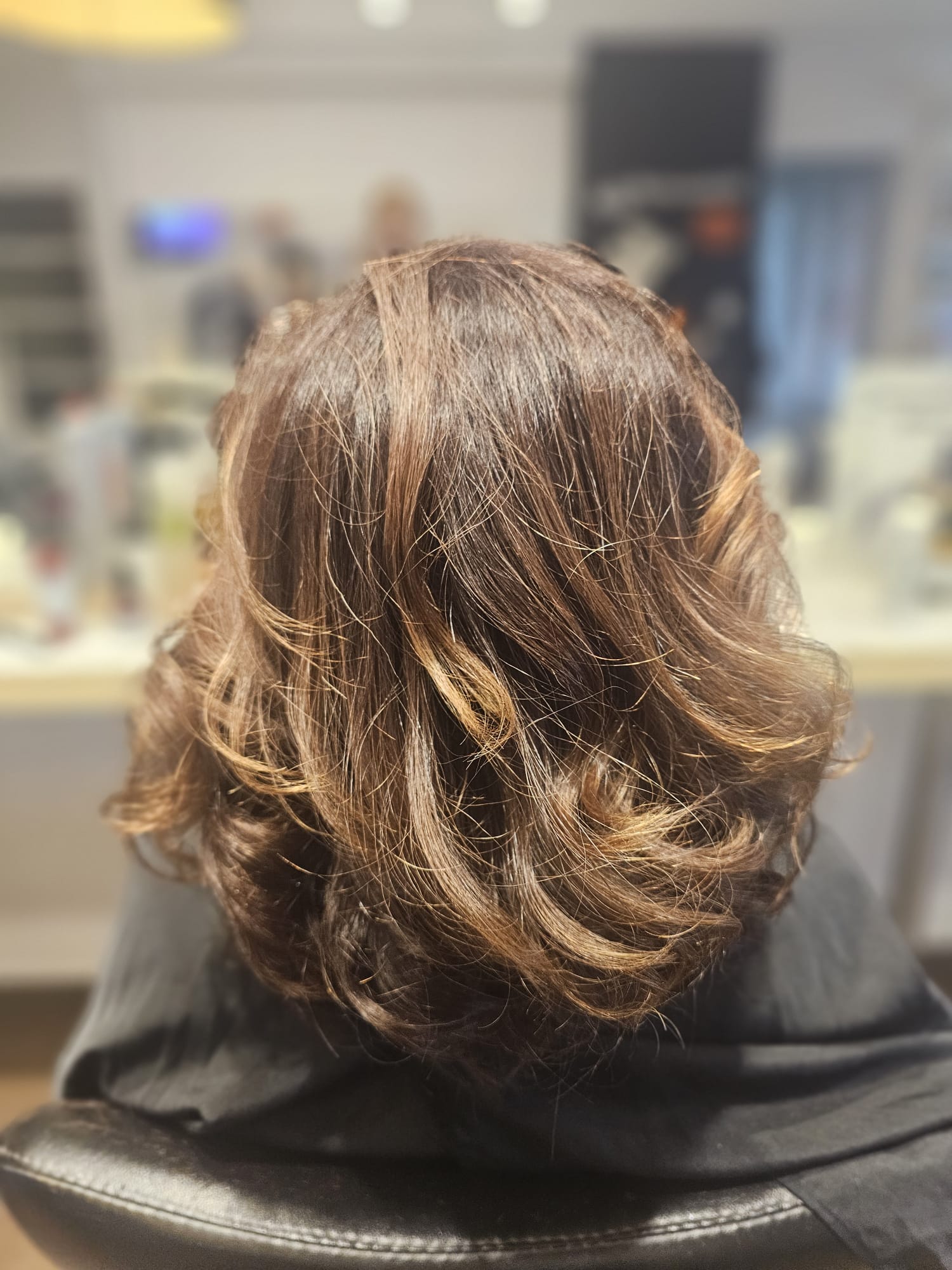 Mise en forme volume sur cheveux bruns avec reflets caramel