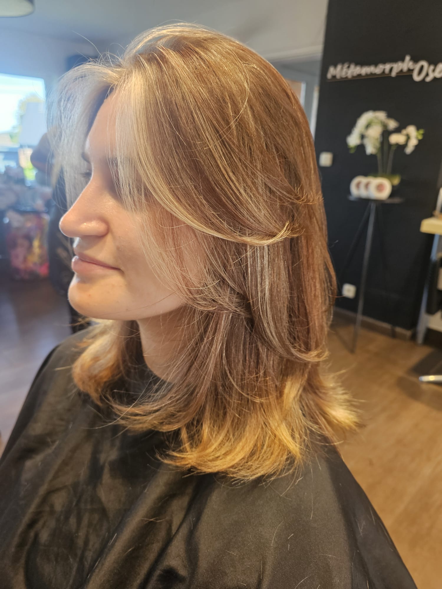 Profil de cliente souriante avec lumières blondes