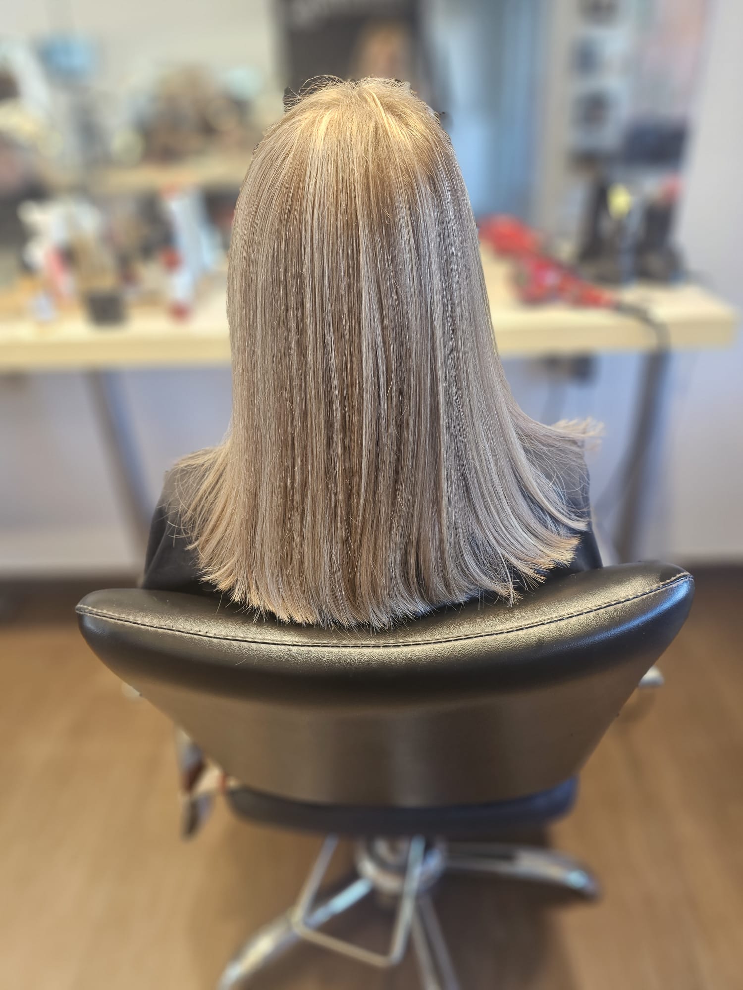 Coupe carré lisse blond cendré