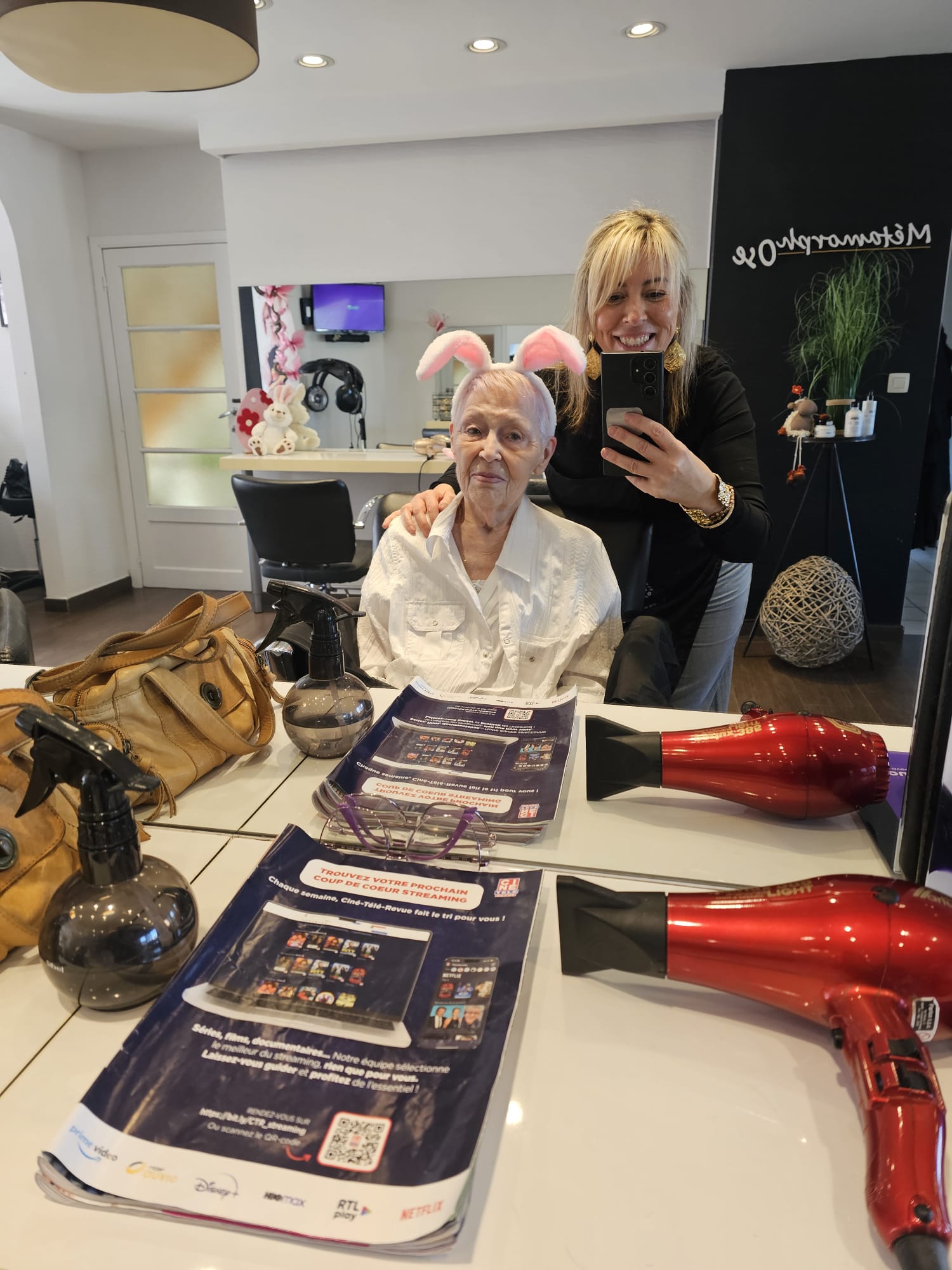 Moment complice entre Cathy et une cliente au salon