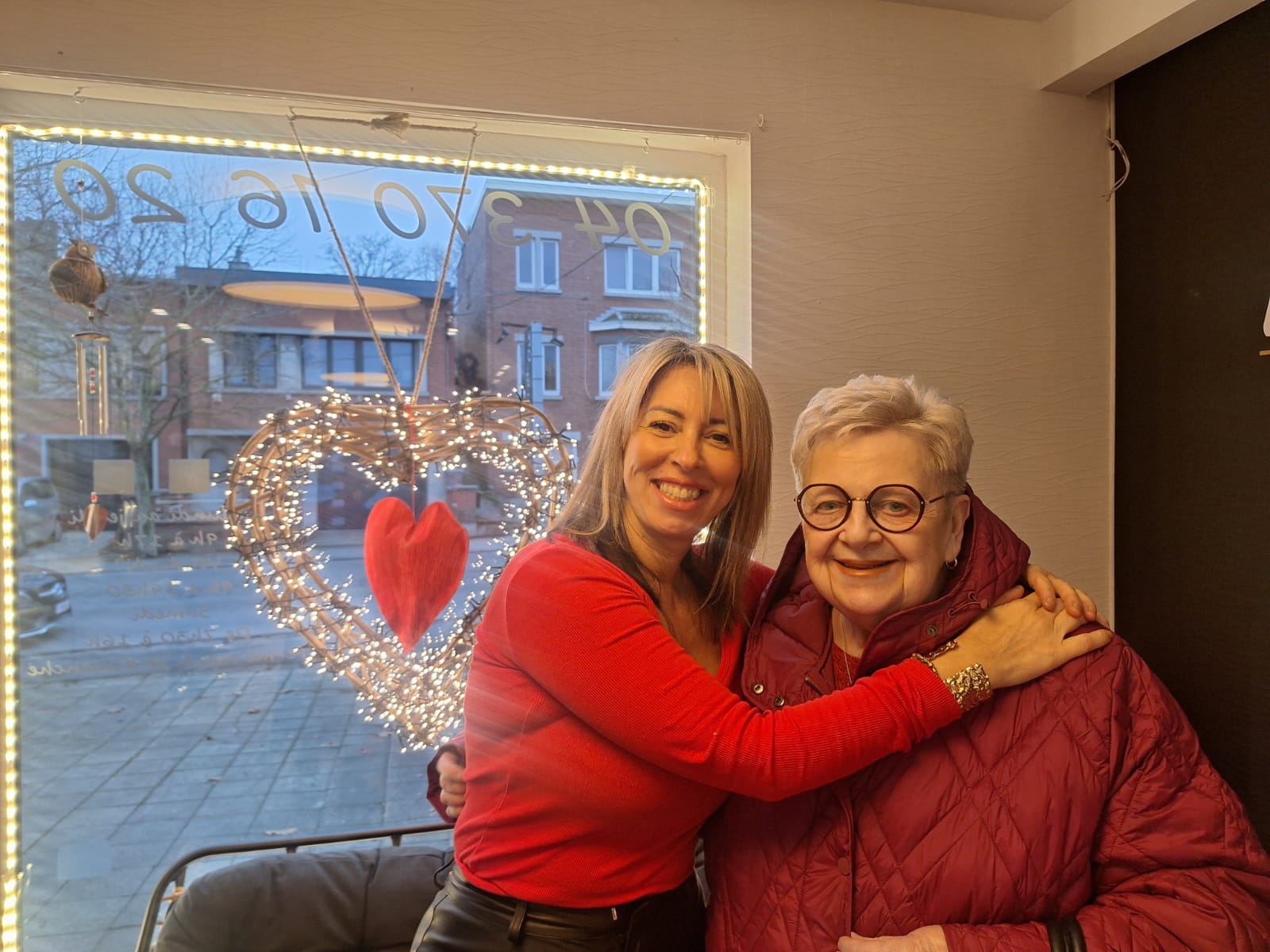 Moment chaleureux devant la vitrine du salon à la Saint-Valentin