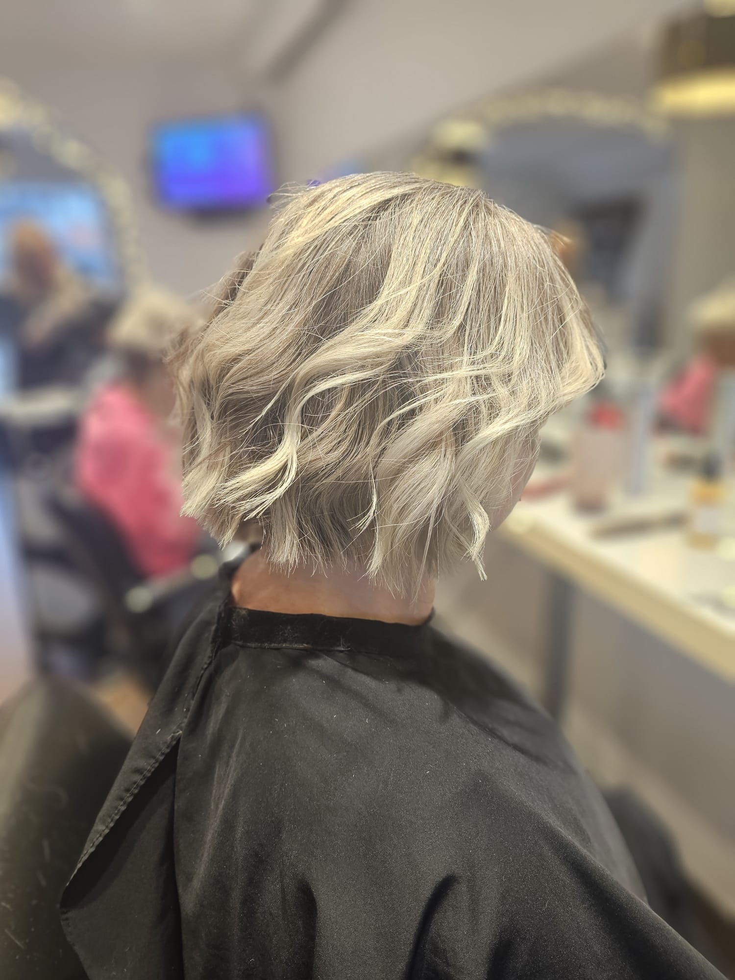 Carré blond platine ondulé