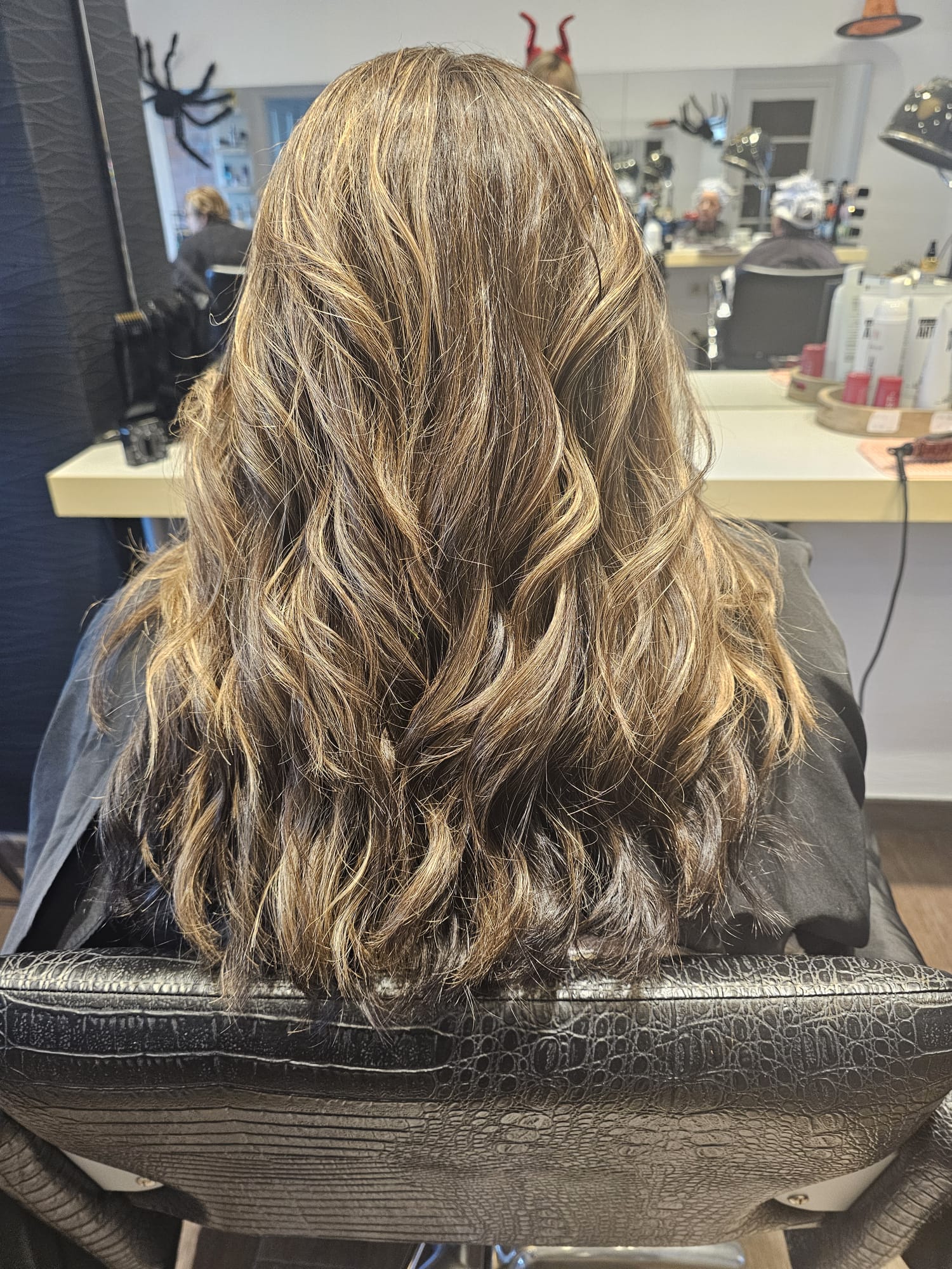 Cheveux longs ondulés avec balayage caramel lumineux
